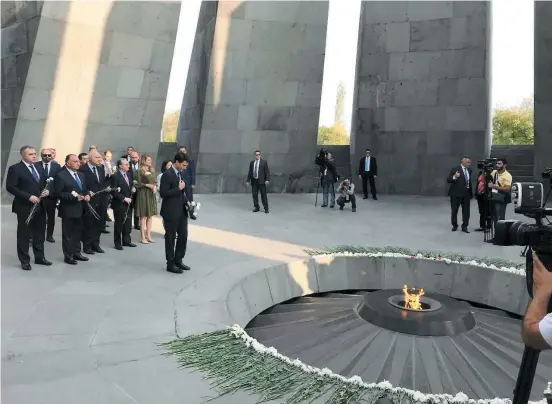  ?? PHOTO ALEXANDRE ROBILLARD, BUREAU D’ENQUÊTE PARLEMENTA­IRE ?? Justin Trudeau a débuté sa dernière journée en Arménie en rendant hommage aux victimes du génocide arménien, hier matin, à Erevan.