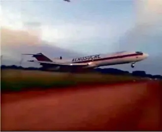  ?? Reprodução ?? Imagens mostram Boeing-727 de carga passando por estrada antes de cair na Colômbia COLÔMBIA