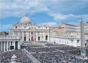  ?? FOTO: IMAGO ?? Besonderes Highlight der Ministrant­enwallfahr­t nach Rom wird eine Begegnung mit Papst Franziskus auf dem Petersplat­z, die am heutigen Dienstag stattfinde­n soll.
