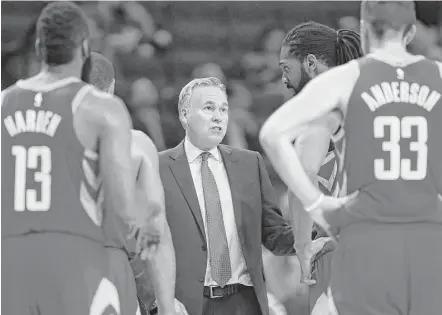  ?? Karen Warren / Houston Chronicle ?? Mike D'Antoni, center, is running an offensive system with the Rockets that doesn’t quite look the same as the one he made famous during his largely successful tenure with the Suns.