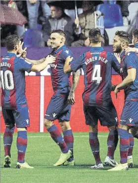  ?? FOTO: EFE ?? Los jugadores del Levante, celebrando uno de los goles que ayer le hicieron al ‘Lega'. El equipo granota encadena su cuarto triunfo y ya mira a la élite