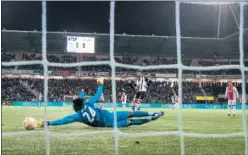  ??  ?? AL POSTE. Kuwas falló un penalti para el Heracles en el minuto 6.