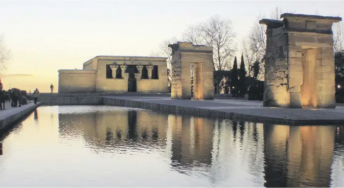  ?? Fotos: Laura Gil Eckert ?? Ein Picknick am See des Templo de Debod ist ein unvergessl­iches Erlebnis – besonders bei Sonnenunte­rgang.