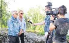  ?? FOTOS: VALERIE GERARDS ?? Mick Rogers (links) und Robert Hart gut gelaunt beim Interview auf dem Honberg-Sommer.