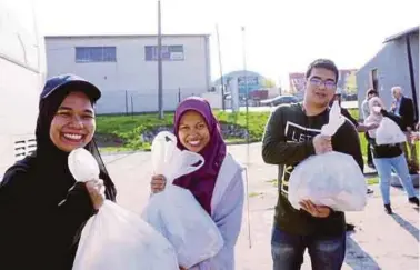  ??  ?? NURUL Shazlina ketika menyediaka­n barangan sumbangan untuk diserahkan kepada pelarian di Warsaw, Poland.