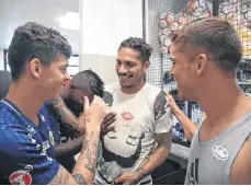  ?? /TWITTER FLAMENGO ?? Con abrazos y mucha felicidad fue recibido Paolo Guerrero por sus compañeros del Flamengo.