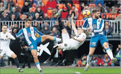  ??  ?? CHILENA DE GAMEIRO. El francés, uno de los blanquineg­ros más activos, estuvo cerca de marcar un golazo de chilena, pero se le fue fuera.