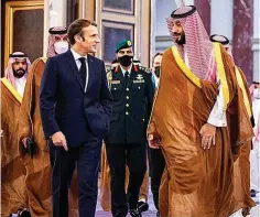  ?? GTRES ?? CON MACRON
El presidente de Francia no ha podido sonreír como en esta fotografía de su visita hace unos años a Arabia Saudí. Bin Salman, el heredero, estuvo en El Elíseo hace uno días entre críticas.