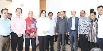  ??  ?? Dr Mahathir (fifth from right) with Chief Minister Datuk Seri Shafie Apdal (fifth from left), cabinet ministers and leaders.