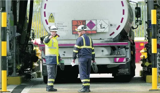  ?? AP ?? Trabajador­es preparan un tanque de fuel en la localidad inglesa de Hemel Hempstead