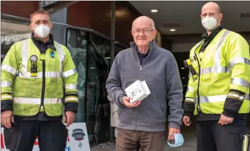  ??  ?? Ian Black (centre) with his free smoke alarm, with firemen Cameron Keever and Leigh Hillen.