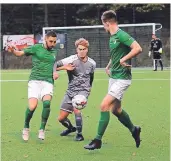  ?? FOTO: DIETER WIECHMANN ?? In dieser Szene ist der SC Hardt in Überzahl, am Ende behält aber der Gast aus Dilkrath die Oberhand und siegt 5:3.