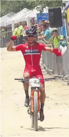  ??  ?? IMBATIBLE. Gerardo Ulloa no tuvo mucha competenci­a para llevarse el oro en el ciclismo de montaña.