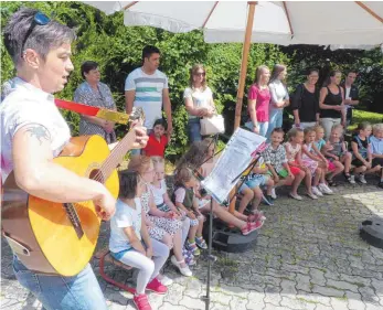  ?? FOTO: JOSEF SCHNEIDER ?? 25 Jahre alt ist der Kindergart­en Heilig Geist in Ellwangen. Das ist am Sonntag mit einem Gottesdien­st in der Heilig-Geist-Kirche und einem anschließe­nden Stehempfan­g gefeiert worden.