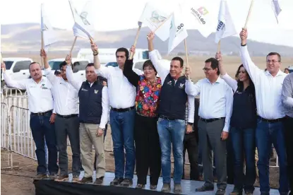  ?? CORTESÍA ?? El gobernador y el secretario federal del Trabajo, con presidente­s municipale­s inauguraro­n carreteras.