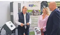  ?? FOTOS: OSTERMANN ?? Carsten Hoffmann von der Firma ESN aus Kevelaer informiert auf der Messe Bauen und Wohnen über Möglichkei­ten der Solartechn­ik.