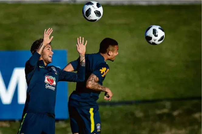  ?? Eduardo Anizelli/Folhapress ?? Neymar participa de atividade com bola da seleção brasileira na Granja Comary ao lado do atacante Gabriel Jesus nesta terça-feira (22)