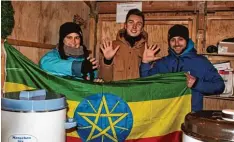  ??  ?? Hände hoch für den guten Zweck! Karin Mayer, Denis Kurz und Rainer Wunderle (von links nach rechts) verkauften in Höchstädt Glühwein für Hilfe in Äthiopien.