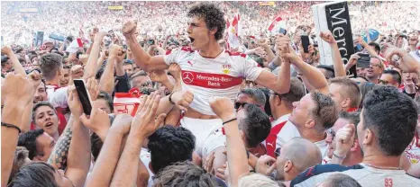  ?? FOTO: DPA ?? Bundesliga, wir kommen: Stuttgarts Rechtsvert­eidiger Benjamin Pavard genießt das Bad in und mit den VfB-Fans.