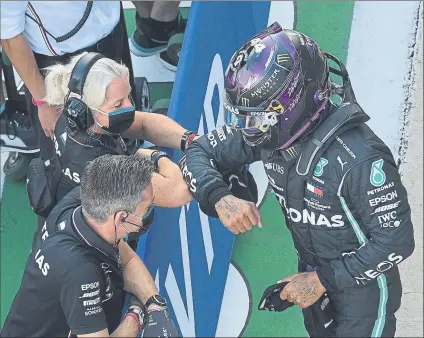  ?? FOTO: EFE ?? Lewis Hamilton, felicitado por su inseparabl­e ‘coach’, Angela Cullen, tras conseguir la pole ayer en el GP de Rusia de F1