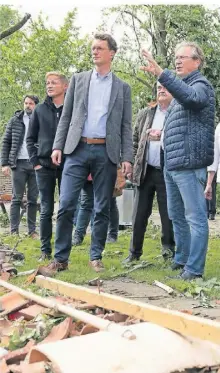  ?? ?? Ministerpr­äsident Hendrik Wüst bei einem Ortsbesuch.