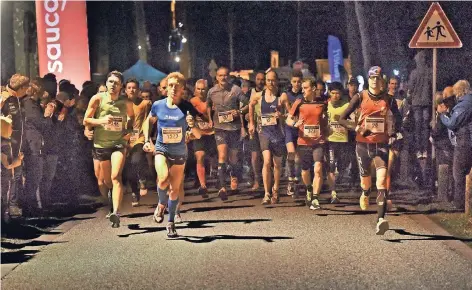  ?? RP-FOTO: MARKUS VAN OFFERN ?? Bei der 2. Auflage des Lichterlau­fs gehen über 1000 Starter auf die Strecke.