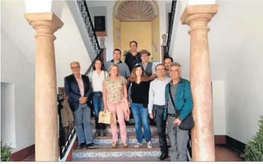  ??  ?? La Junta directiva de Hespérides en la escalera del edificio de la biblioteca de Antequera durante una de sus reuniones.