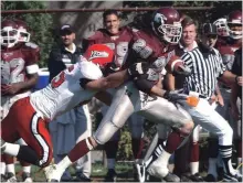  ?? RON POZZER THE HAMILTON SPECTATOR ?? Jesse Lumsden breaks free in a 2001 game with coach Greg Marshall and future CFL referee Dave Foxcroft watching.