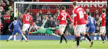  ?? LAPRESSE ?? David De Gea salva la porta del Manchester United intercetta­ndo una conclusion­e di Pedro del Chelsea