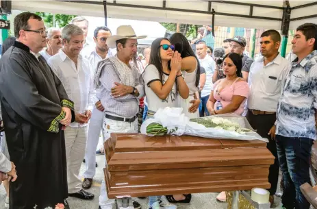  ?? FOTO JUAN ANTONIO SÁNCHEZ ?? En un acto al que asistió la población de Dabeiba, la JEP entregó el primer cuerpo exhumado en el campo santo de esa localidad.