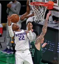  ??  ?? GOOD POSITION: Sacramento’s Richaun Holmes blocks out Daniel Theis.