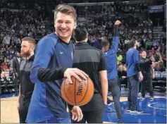  ??  ?? ADMIRADO. Luka Doncic sonríe antes de un partido de los Mavs.