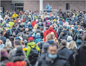  ?? FOTO: CHRISTOPH SCHMIDT/DPA ?? Kein Abstand, wenige Masken: Demonstrat­ion in Stuttgart gegen die Corona-Politik.