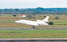  ??  ?? El avión que transporta­ba al fugitivo italiano Cesare Battisti despega a Italia, desde el aeropuerto de Santa Cruz, Bolivia.