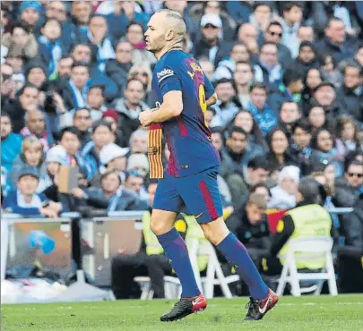  ?? FOTO: PEP MORATA ?? Iniesta, en el momento de ser sustituido El manchego volvió a jugar un partidazo en el Bernabéu