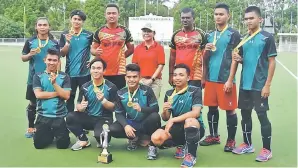  ??  ?? Shadow B pose for a photo with HAS president Datin Mary Sadiah Zainuddin (centre, back row) and captain M. Izzat Afifi (standing left).