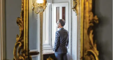  ?? Foto: Thomas Imo, Imago ?? Ruhe vor dem Sturm? Bundesauße­nminister Heiko Maas wartet im Kapitol in Washington auf den nächsten Gesprächst­ermin.