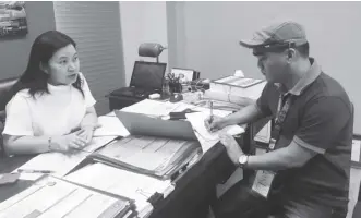  ??  ?? Parañaque City Business Permit and Licensing O ce (BPLO) Head Atty. Melanie Malaya talks to the author about Project ELO and how it has made applicatio­ns for business permits, occupation permits, and licenses easier.
