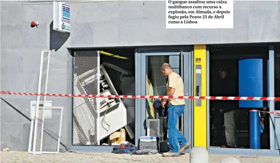  ??  ?? O gangue assaltou uma caixa multibanco com recurso a explosão, em Almada, e depois fugiu pela Ponte 25 de Abril rumo a Lisboa