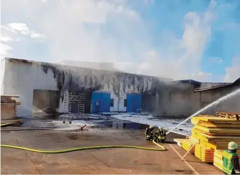  ?? Foto: Roma ?? Der Schaden bei der Firma Roma in Buttenwies­en fiel noch äußerst glimpflich aus. Die Feuerwehrk­räfte konnten verhindern, dass sich das Feuer durch eine Trennwand auf die Fertigungs­halle – hinten im Bild ist das Dach zu sehen – übergriff. Eine solche...