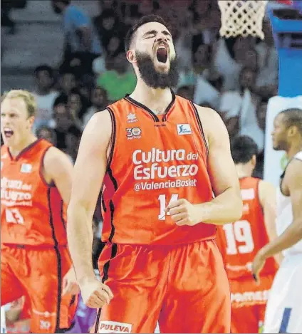  ?? FOTO: EFE ?? Bojan Dubljevic, pívot del Valencia Basket, en un partido de esta final de la Liga Endesa contra el Real Madrid