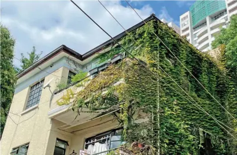  ?? ?? The apartment building where Tong Hao lives is tucked away inside a lane on Wulumuqi Road M. — Tong Hao