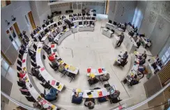  ?? Foto: dpa/Jens Büttner ?? Zwar wurde der Schweriner Landtag umfassend modernisie­rt – hier ein Blick in den Plenarsaal –, doch ein Hochsicher­heitsraum fehlt.