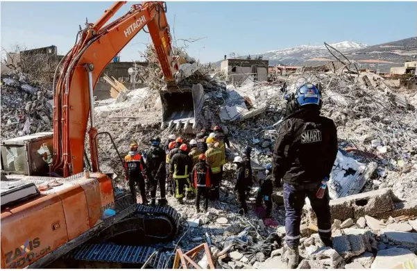  ?? Foto: Hairul/bernama/dpa ?? Helfer suchen in den Trümmern – hier in der südostanat­olischen Stadt Gaziantep – noch immer nach Überlebend­en. Eine Woche nach dem Erdbeben im türkisch-syrischen Grenzgebie­t ist die Zahl der Toten auf mehr als 37 500 gestiegen.