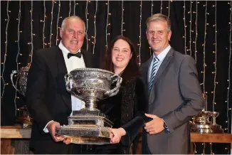  ?? Foto verskaf ?? Carl Nel, keldermees­ter van Boplaas en wynmaker Margaux Nel met die trofee as SA Portkampio­en. By hulle is Christo Pienaar, direksievo­orsitter van die SA Jongwynsko­u.