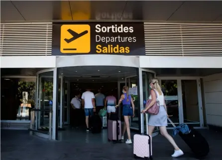  ?? AFP ?? Turistas llegaron ayer al aeropuerto de Ibiza, en Baleares, para emprender el viaje de regreso.