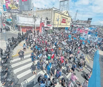  ?? ENRIQUE GARCÍA MEDINA ?? Todos juntos. De la protesta participar­on organizaci­ones peronistas y de izquierda.