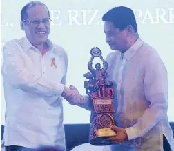  ??  ?? Dr. Egidio P. Elio receives the Bayani ng Kalusugan award from former President Noynoy Aquino.