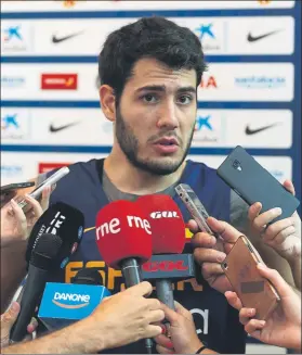  ?? FOTO: EFE ?? Álex Abrines, atendiendo a los medios tras el entrenamie­nto de ayer