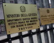  ??  ?? A Santa Bona Il carcere minorile sorge nel quartiere di Santa Bona, a Treviso. I detenuti più giovani hanno appena 14 anni